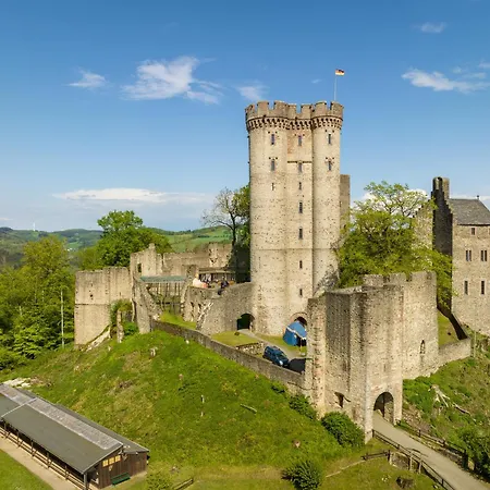مكان تخييم Schaeferkarrenpark Adler- Und Wolfspark Kasselburg *